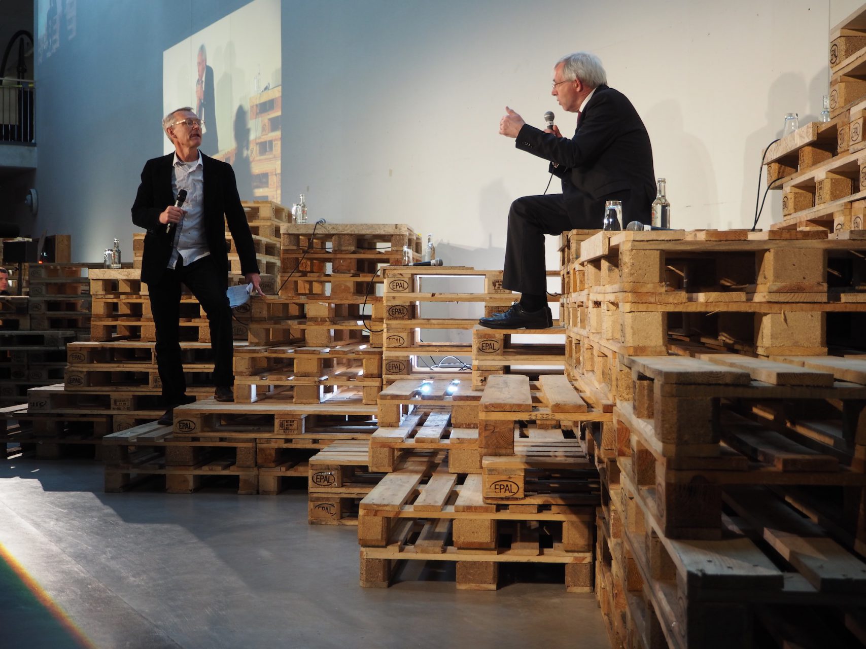 Moderiert wurde der Abend von Lucas Verweij (Architekt, Autor und Dozent). © Dirk Schelpmeier