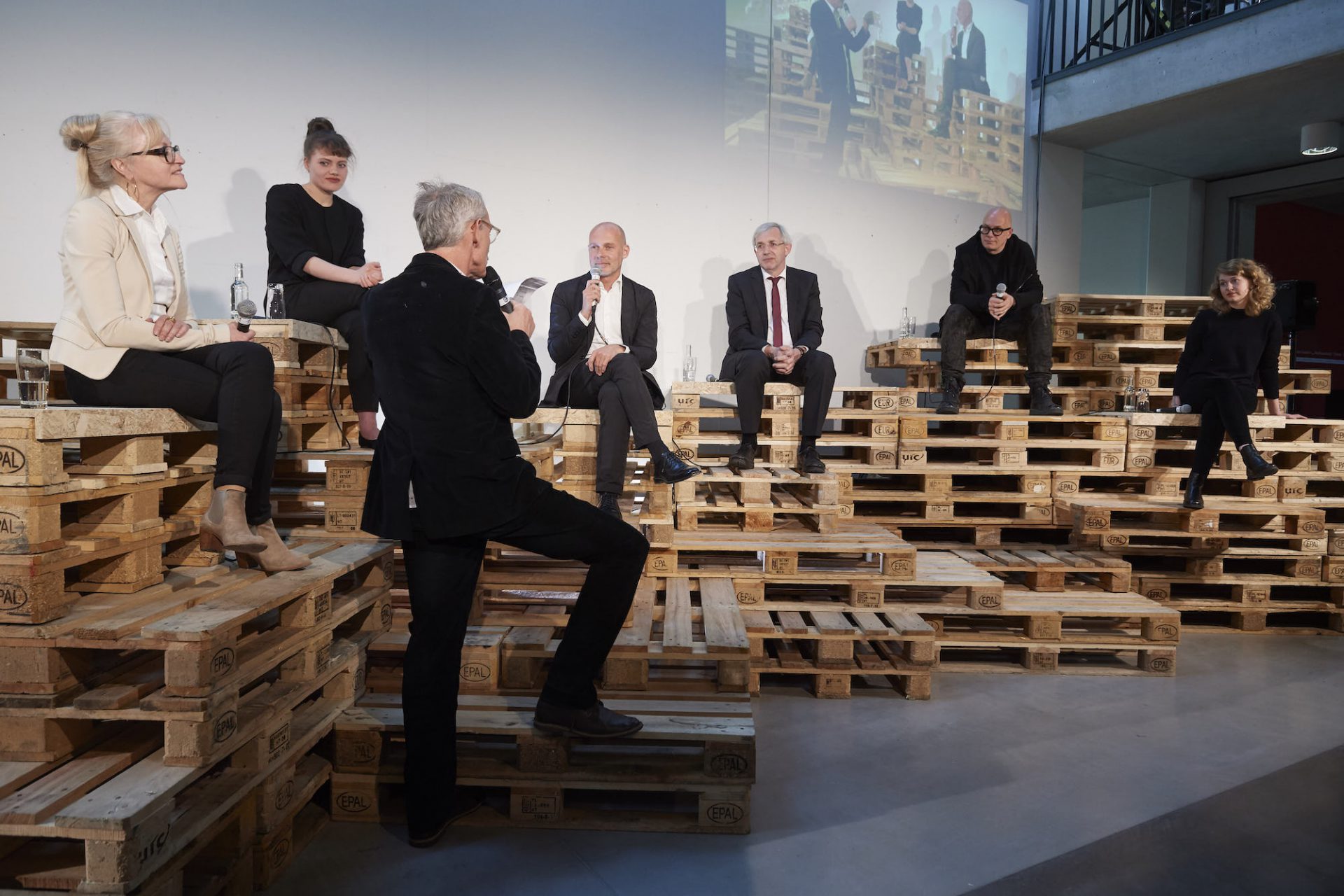Luxus-Talk v.l.n.r.: Die Innenarchitektin Corinna Kretschmar-Joehnk, die Bloggerin Minimal Mimi, Prof. Carsten Wiewiorra, der Parlamentarische Staatssekretär Klaus Kaiser, der Architekt Peter Ippolito und Johanna Dorf. © Dirk Schelpmeier