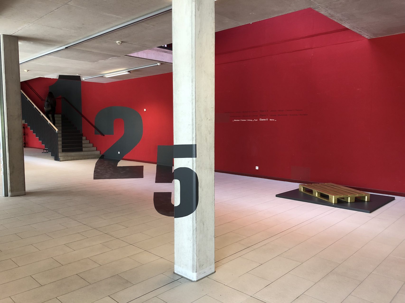 Die 125er Anamorphose im Riegel begrüßte Gäste und verabschiedete sie mit neuen Perspektiven.